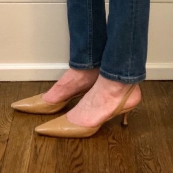 Manolo Blahnik Shoes - Manolo Blahnik Carolyne Low-Heel Leather Pumps